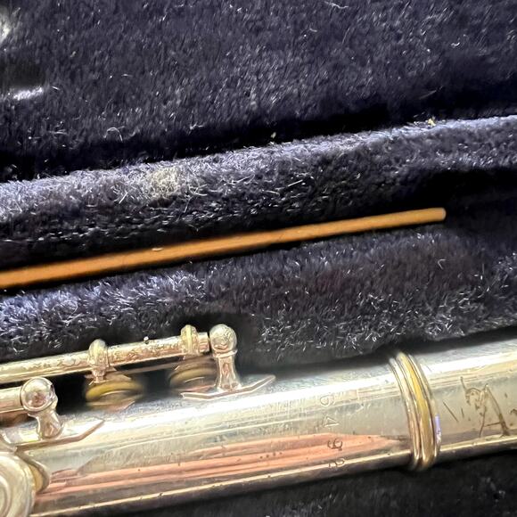 VINTAGE Artley Flute 18-0, Serial 649215 in Hard Case w cleaning rod Sold As Is - Picture 4 of 15